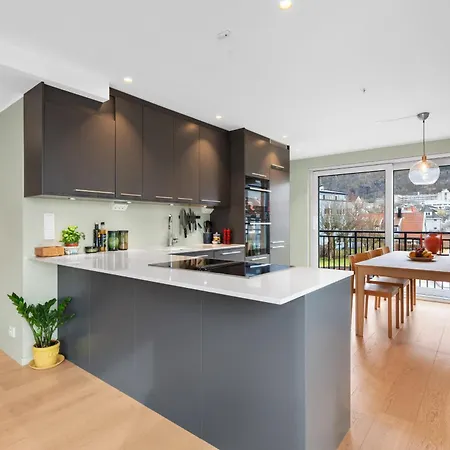 Modern 4br - 2 Baths Balconies & Parking 아파트 베르겐