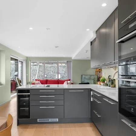 Modern 4br - 2 Baths Balconies & Parking 베르겐