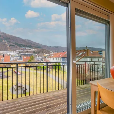 Modern 4br - 2 Baths Balconies & Parking 베르겐