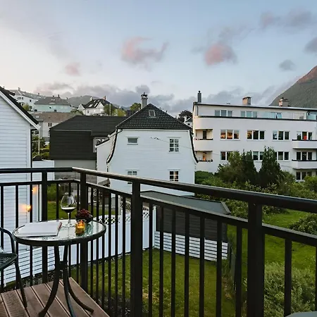 Modern 4br - 2 Baths Balconies & Parking 베르겐