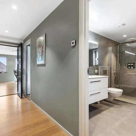 아파트 Modern 4br - 2 Baths Balconies & Parking 베르겐