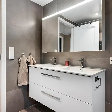 Modern 4br - 2 Baths Balconies & Parking 아파트 베르겐