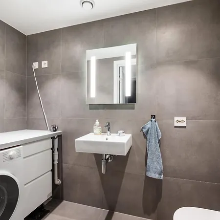 Modern 4br - 2 Baths Balconies & Parking * 베르겐