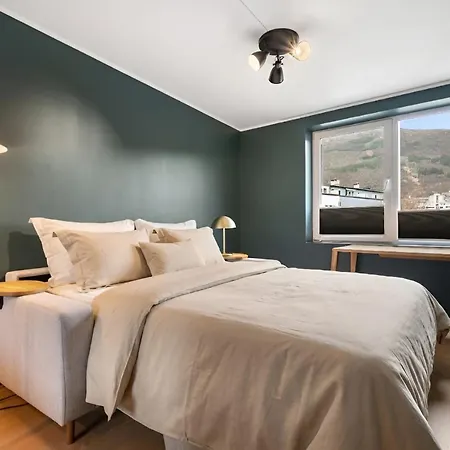 Modern 4br - 2 Baths Balconies & Parking 베르겐